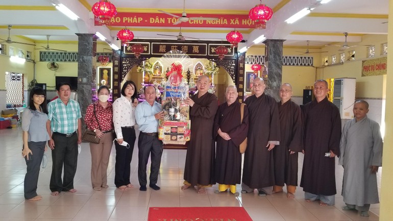 Lãnh đạo quận 8 chúc mừng năm mới Ban Trị sự Phật giáo quận tại chùa Long Hoa