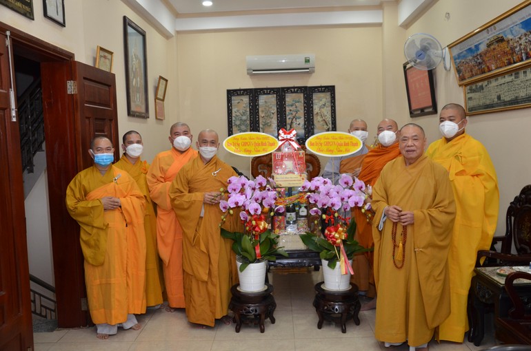 Đảnh lễ khánh tuế và chụp hình lưu niệm với Hòa thượng Thích Thiện Pháp tại chùa Phước Thành
