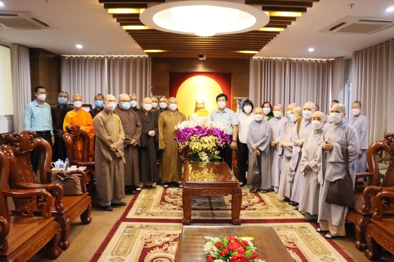 Đoàn Phật giáo quận 4 thăm, chúc Tết lãnh đạo quận