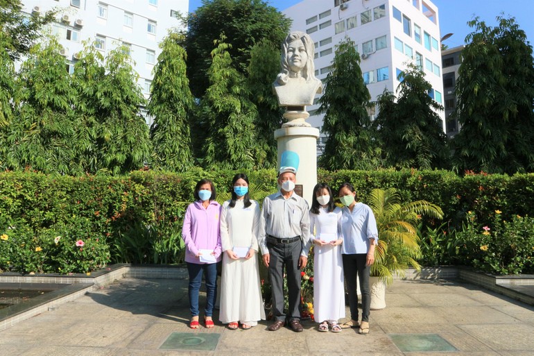 Lễ trao học bổng được tổ chức ngay tại khuôn viên Tượng đài liệt nữ Quách Thị Trang