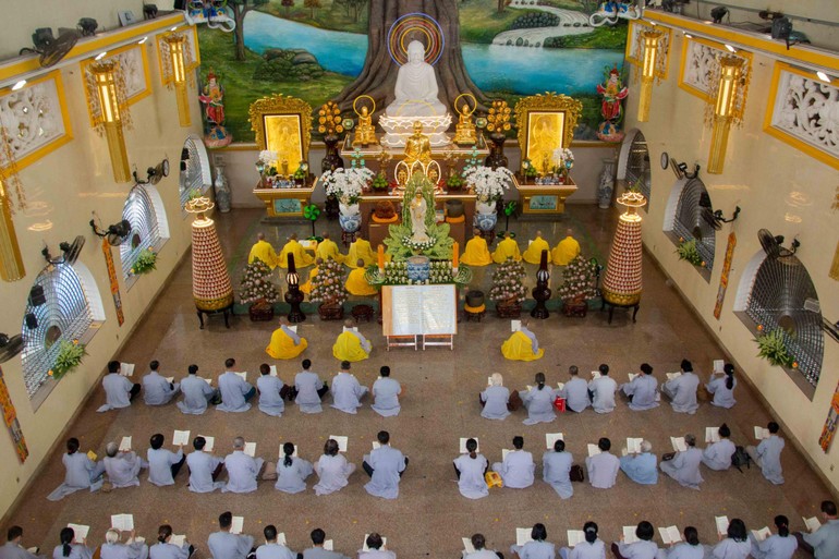 Khoá lễ khánh đản Bồ-tát Quán Thế Âm trang nghiêm diễn ra tại chánh điện chùa Vạn Đức