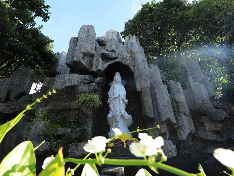 Tôn tượng Bồ-tát Quán Thế Âm tại chùa Thiên Quang