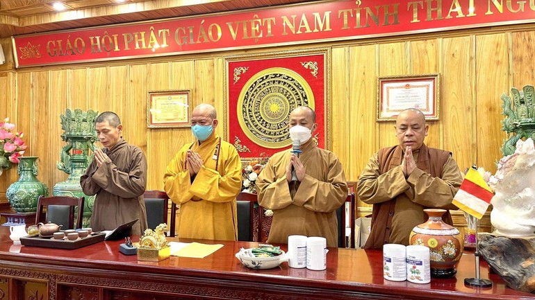 Niệm Phật cầu gia hộ trước khi tiến hành phiên họp