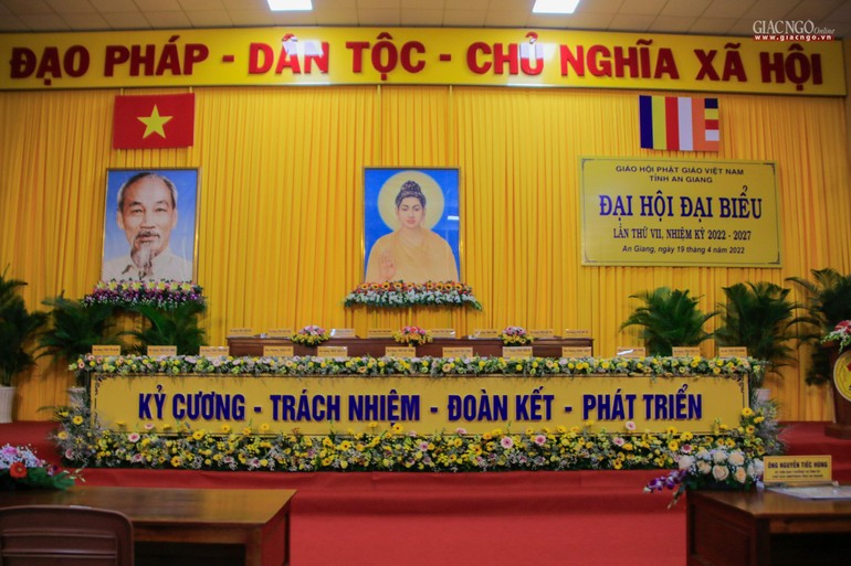 Công tác thiết trí hội trường Đại hội đại biểu Phật giáo tỉnh An GIang vào sáng 19-4 đã hoàn tất