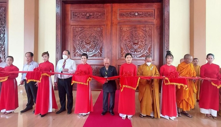 Chư Tăng cùng đại biểu cắt băng khánh thành Thiền viện Trúc Lâm An Giang - Ảnh: TTXVN