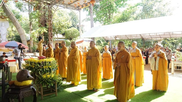 Chư Tăng Ni trang nghiêm cử hành Đại lễ Phật đản tại chùa Đức Bổn A Lan Nhã