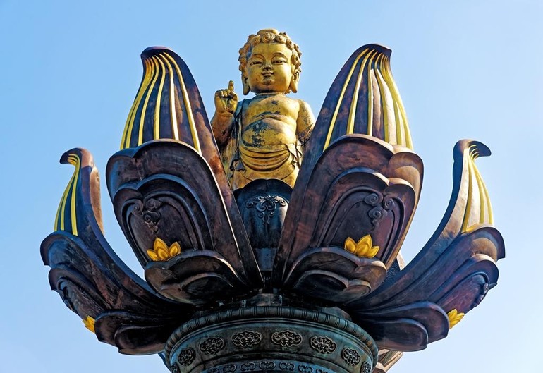 Tôn tượng Đức Phật đản sinh