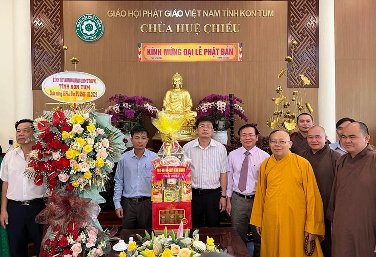Đoàn lãnh đạo tỉnh Kon Tum tặng hoa, quà chúc mừng Đại lễ Phật đản đến Ban Trị sự Phật giáo tỉnh