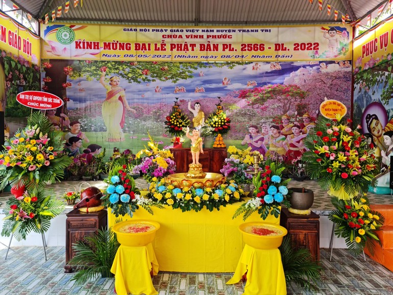 Lễ đài Kính mừng Đại lễ Phật đản Phật lịch 2566 được thiết trí tại chùa Vĩnh Phước (xã Thạnh Tân, huyện Thạnh Trị, Sóc Trăng)