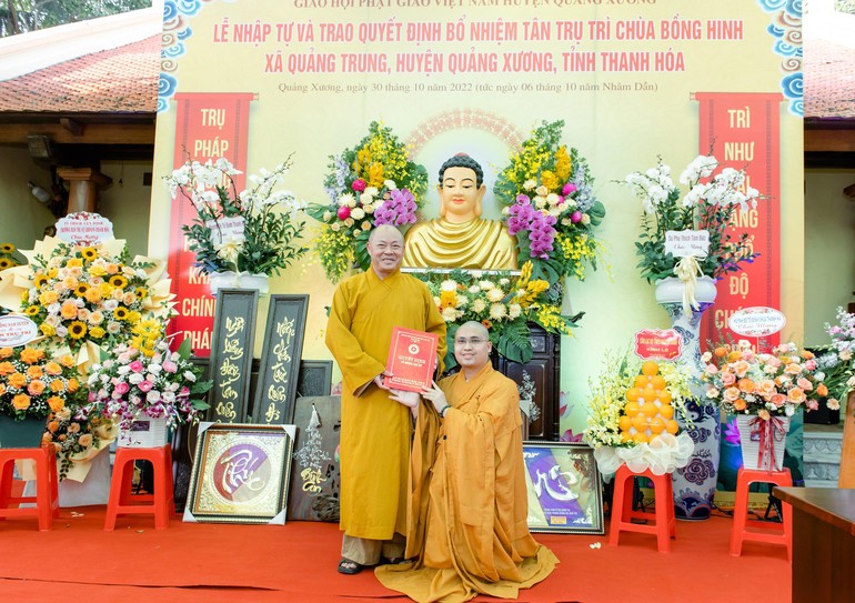 Thượng tọa Thích Tâm Định trao quyết định bổ nhiệm trụ trì chùa Bồng Hinh đến Đại đức Thích Bản Hoài