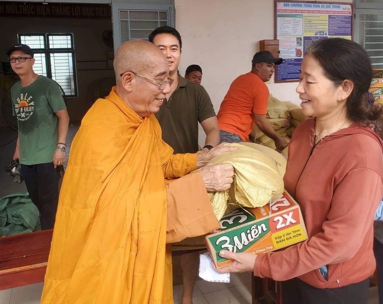 Hòa thượng Minh Lộc trao quà đến người dân xã Quế Trung, huyện Nông Sơn, Quảng Nam