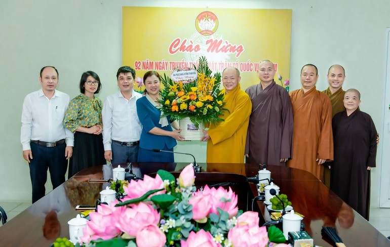 Đoàn Ban Trị sự GHPGVN tỉnh Thanh Hóa tặng hoa chúc mừng