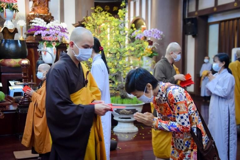 Phật tử đi chùa đầu xuân và nhận lì xì từ quý thầy - Ảnh: Tu viện Khánh An