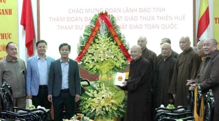 Đoàn lãnh đạo tỉnh Thừa Thiên Huế tặng hoa chúc mừng Phật giáo tỉnh nhân thành công Đại hội Phật giáo toàn quốc lần IX