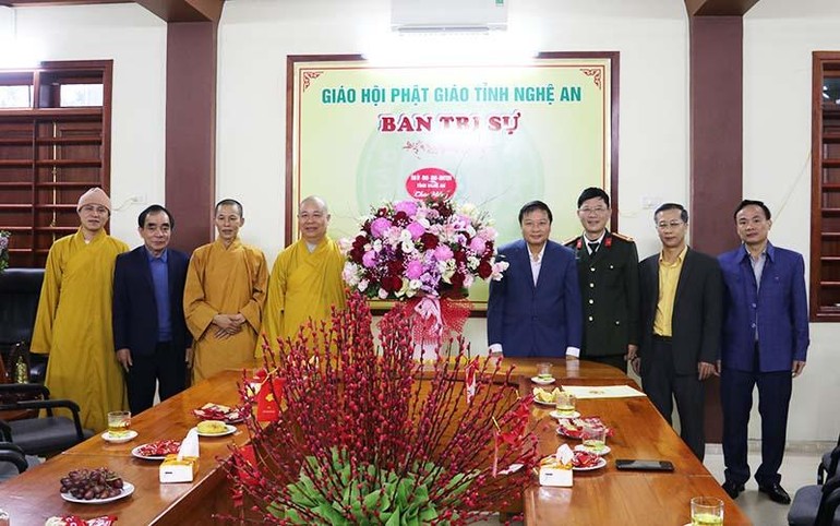 Đoàn công tác tỉnh Nghệ An tặng hoa chúc mừng - Ảnh: P.Q 