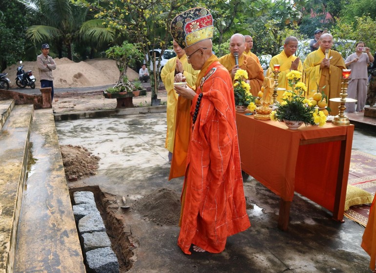 Trưởng lão Hòa thượng Thích Trừng Giác thực hiện nghi thức sái tịnh trong lễ đặt đá trùng tu chùa Bảo Long