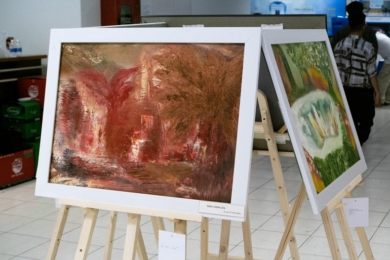 Các tác phẩm của họa sĩ Đỗ Thiên Hương trong buổi triển lãm với chủ đề "Năng lượng"