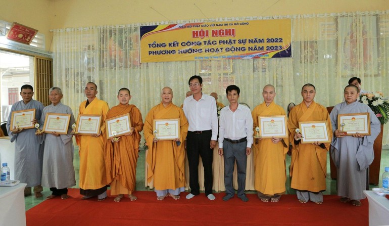 Chư tôn đức Tăng Ni, Phật tử tiêu biểu nhận khen thưởng từ lãnh đạo địa phương
