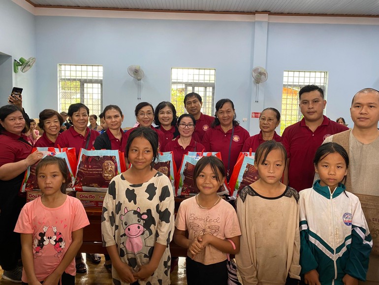 Chương trình "Xuân kết nối và sẻ chia" đến với đồng bào dân tộc huyện Krông Bông, tỉnh Đắk Lắk