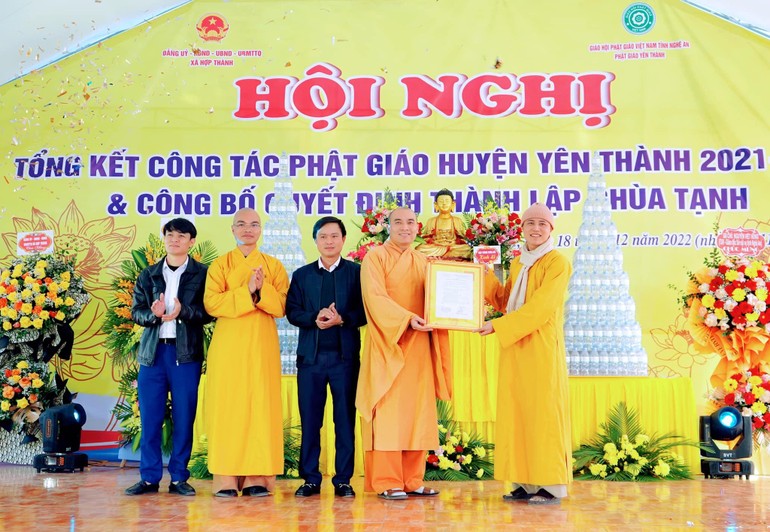 Đại đức Thích Châu Phong, Trưởng ban Pháp chế GHPGVN tỉnh Nghệ An trao quyết định thành lập chùa Tạnh