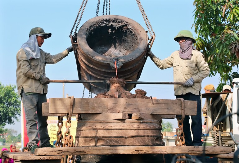 Đại hồng chung chùa Ngọc Luân có trọng lượng 1 tấn do các nghệ nhân Nam Định chế tác