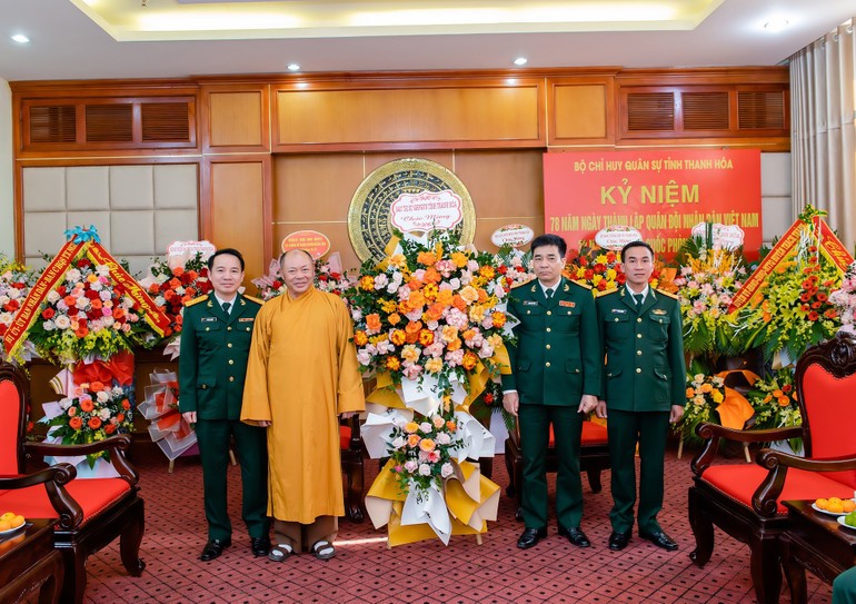 Thượng tọa Thích Tâm Định tặng hoa chúc mừng đến tập thể lãnh đạo, cán bộ, chiến sĩ Bộ Chỉ huy Quân sự tỉnh