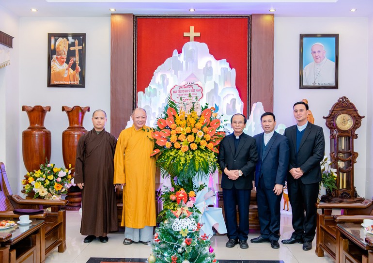 Ban Trị sự GHPGVN tỉnh Thanh Hóa tặng hoa chúc mừng lễ Giáng sinh tại Tòa Giám mục 