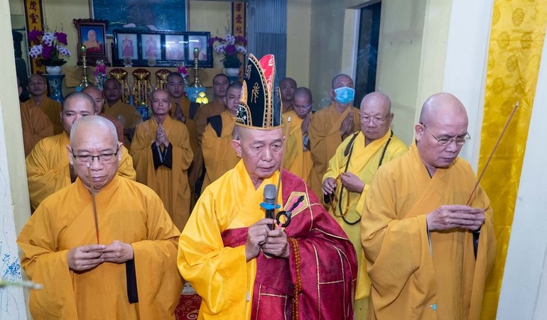 Chư tôn đức niêm hương cầu nguyện trong lễ nhập kim quan Ni trưởng Thích nữ Đạt Thuận
