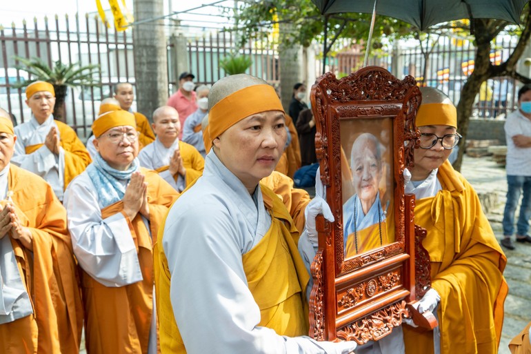 Môn đồ pháp quyến cung thỉnh di ảnh cố Ni trưởng Thích nữ Đạt Thuận đến chùa Pháp Môn