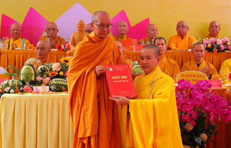 Hòa thượng Thích Minh Giác trao quyết định bổ nhiệm trụ trì chùa Phước Thành đến Đại đức Thích Nguyên Bửu