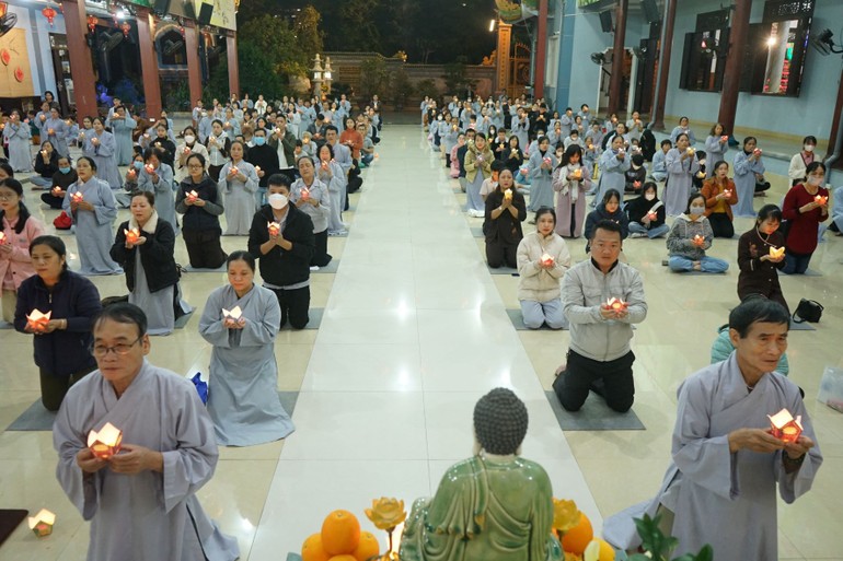 Đông đảo Phật tử vân tập về Diệu Pháp đường tại chùa Bà Đa tham dự buổi lễ