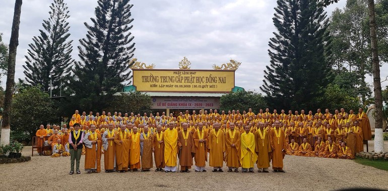 Tăng Ni sinh khóa IX Trường Trung cấp Phật học Đồng Nai chụp ảnh lưu niệm cùng Ban Giám hiệu, Ban Quản chúng