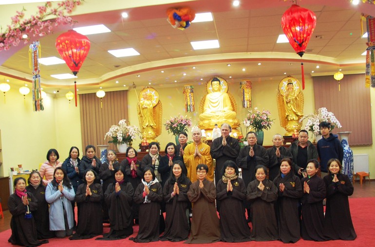Chư Tăng và Phật tử chùa Tuệ Giác chụp ảnh lưu niệm cùng bà Nguyễn Thị Bích Thảo, Đại sứ đặc mệnh toàn quyền nước CHXHCN Việt Nam tại Hungary