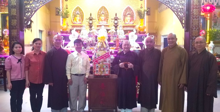 Ban Tôn giáo TP.HCM tặng quà chúc Tết Quý Mão đến Ban Trị sự Phật giáo quận 8