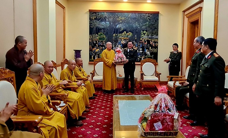 Hòa thượng Thích Thanh Nhiễu tặng quà chúc Tết đến Bộ Công an