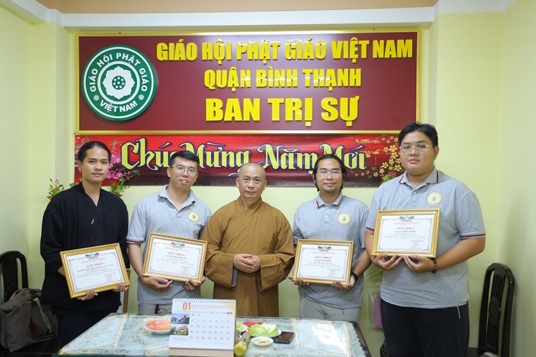 Thượng tọa Thích Tâm Chơn trao tặng Giấy khen đến các các nhân xuất sắc của Ban Thông tin - Truyền thông Phật giáo quận Bình Thạnh