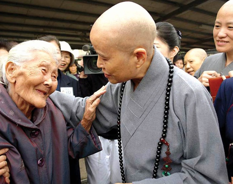Với phương châm "Từ bi là hành động", Ni trưởng Chứng Nghiêm từ lâu đã trở thành biểu tượng toàn cầu của Phật giáo nhập thế