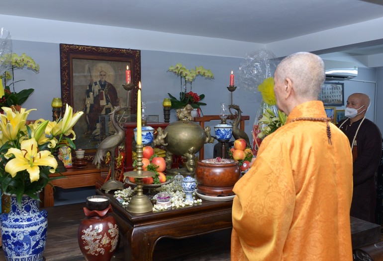 Đức Pháp chủ dâng hương mặc niệm Đại lão Hòa thượng Thích Đạt Thanh tại tổ đình Long Quang (H.Hóc Môn, TP.HCM) - Ảnh: Bảo Toàn/BGN