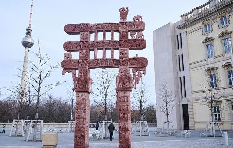 Bản sao của cổng (torana) phía Đông đại tháp Sanchi ở miền Trung của Ấn Độ được dựng lên ở Berlin