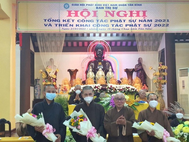 Hòa thượng Thích Như Tín tặng hoa chúc mừng đến chư đại đức được tấn phong giáo phẩm Thượng tọa - Ảnh: Ban TTTT Phật giáo quận