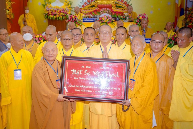Hòa thượng Thích Thiện Nhơn tặng khánh vàng đến Hòa thượng Thích Thông Hội, tân Trưởng ban Phật giáo tỉnh Quảng Ngãi - Ảnh: Đăng Huy