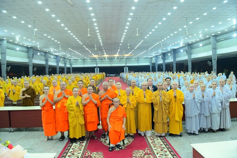 Phái đoàn Liên minh Phật giáo Lào chụp ảnh lưu niệm cùng chư tôn đức Hội đồng Điều hành và Tăng Ni sinh 