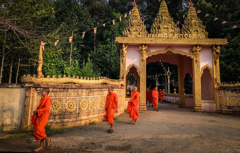 Tết Chôl Chnăm Thmây, phóng sự ảnh: Tết Chôl Chnăm Thmây là ngày lễ truyền thống của người Khmer, với nhiều hoạt động đặc sắc và phong phú. Hãy cùng chúng tôi đến với phóng sự ảnh để khám phá và trải nghiệm không khí lễ hội tuyệt vời này.