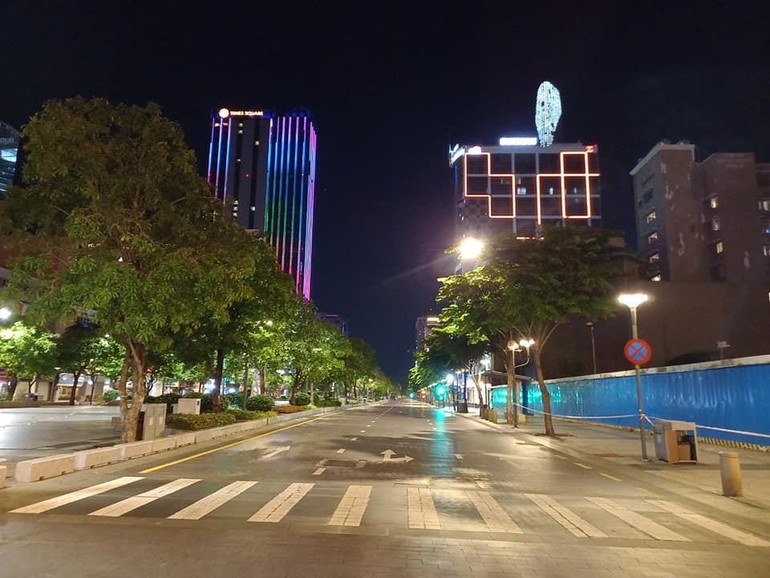 Hãy chiêm ngưỡng những hình ảnh đẹp lung linh của Sài Gòn về đêm, khi những ánh đèn reo rắc tạo nên một vẻ đẹp rực rỡ và ấn tượng. Chắc chắn bạn sẽ được trầm trồ trước vẻ đẹp của thành phố này khi đêm về.