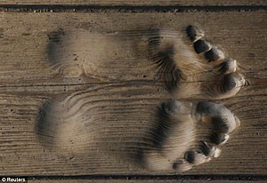 Trung Quốc: Dấu chân một vị Sư trên sàn gỗ