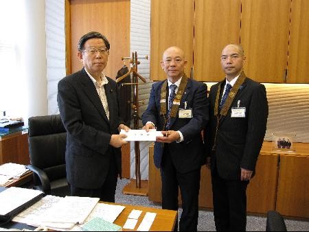 Hội Phật giáo Nhật bản yêu cầu quan chức chính phủ không thăm viếng đền thờ Yasukuni gây tranh cãi.