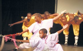Các em võ sinh của trại mồ côi đang biểu diễn võ Thiếu Lâm