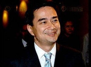 Thái Lan: Thủ tướng Abhisit Vejjajiva cúng dường chư Tăng nhân ngày sinh nhật lần thứ 45