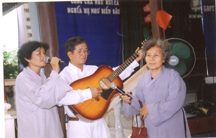 Nhạc sĩ Vũ Ngọc Toản (giữa)