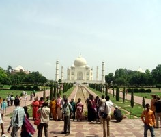 Kỳ quan thế giới Taj Mahal luôn thu hút đông du khách, nhưng chủ yếu là người trong nước. Ảnh: N.T.H.
